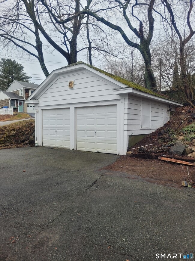 Building Photo - 123 Bridge St