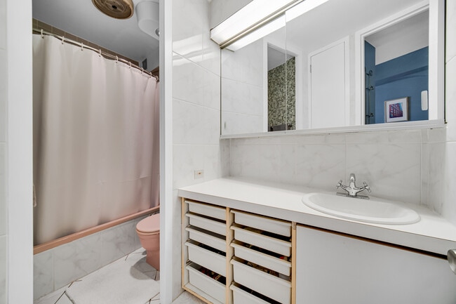 Building Photo - 300 N State St