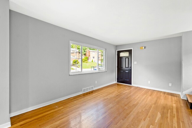 Building Photo - AVAILABLE JUNE 1ST!! STUNNING 3 BEDROOM IN...