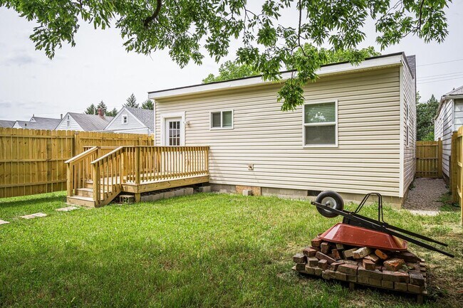 Building Photo - 806 Longfield Ave