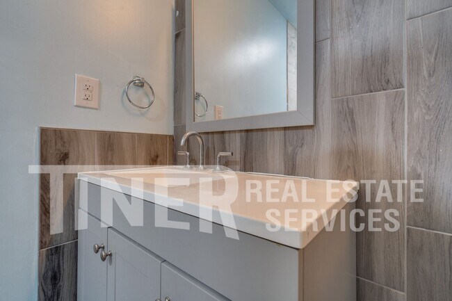 Building Photo - 324 Bridge Pl