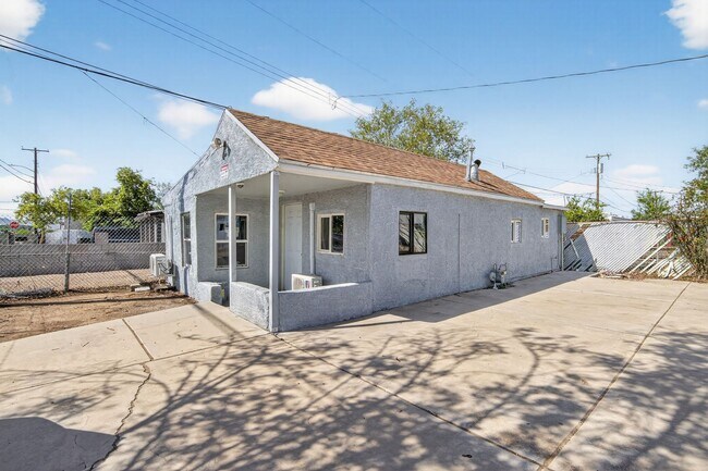 Building Photo - 1410 S 24th Ave