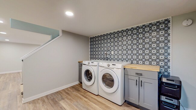 Building Photo - Updated Cape-Style Home Near Sherwood & Si...