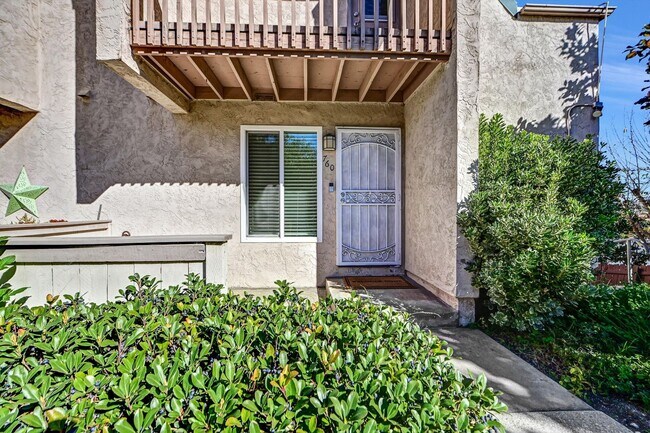 Building Photo - 3 Bedroom Townhome in the Vista de Vista Community