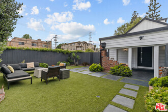 Building Photo - 11525 Moorpark St