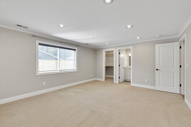 Building Photo - Live in One of Lake Oswego's Most Convenie...