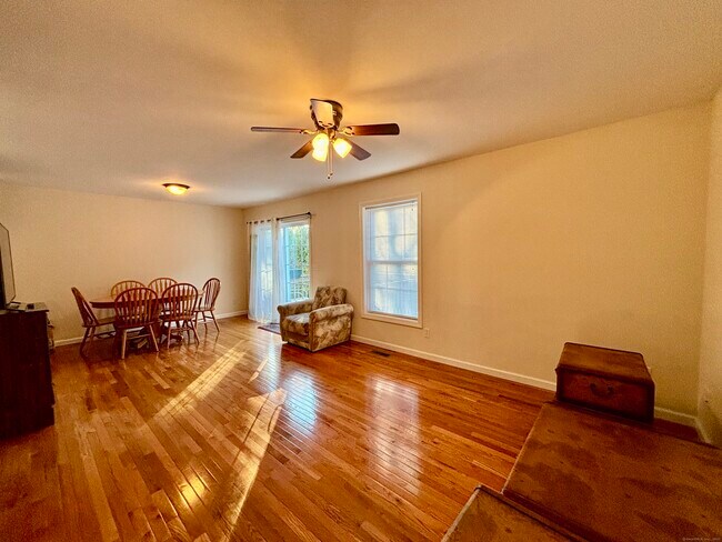 Building Photo - 589 Stafford Ave