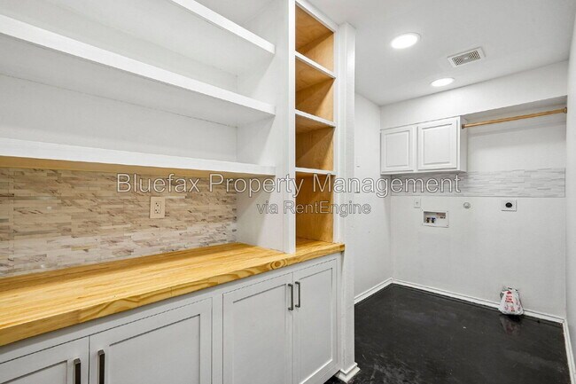 Building Photo - 315 Hollow Grove