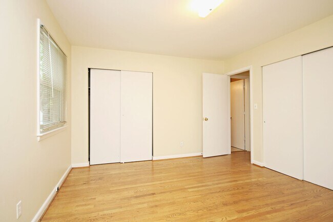 Building Photo - Student & Pet-Friendly UVA Area Rental