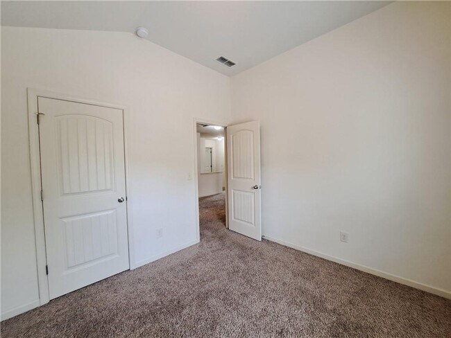 Building Photo - 867 Pine Ln