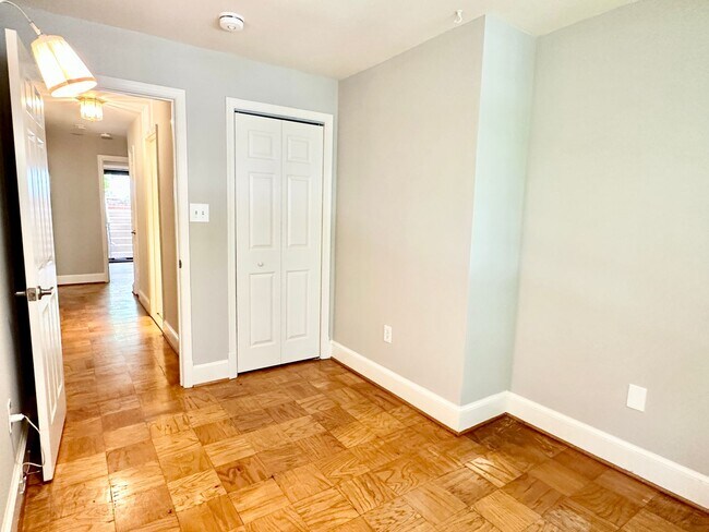 Building Photo - Sutton Place - 3 beds 2.5 baths!  Parking!...