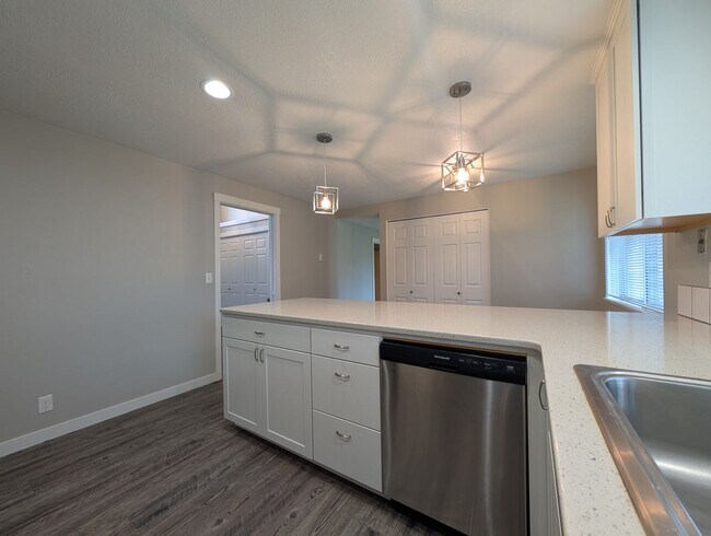 Building Photo - Beautiful Updated 3-Bed, 2-Bath Home In Thurston Area!