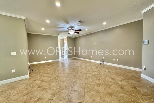 Building Photo - South Crestview 4/3 Available Sept 25!