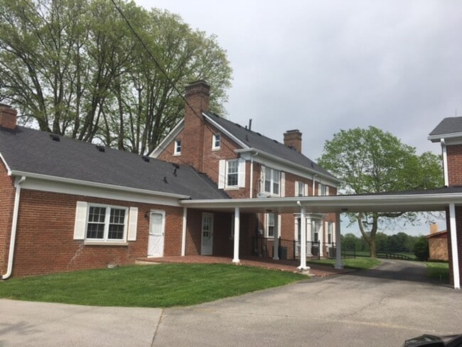 Building Photo - Kentucky mansion overlooking horse farm wi...