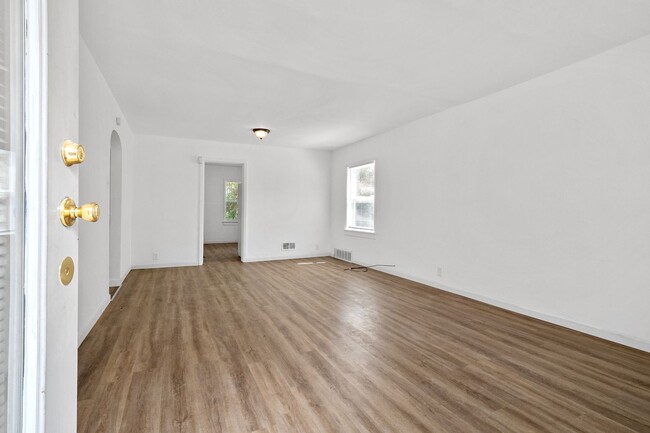 Building Photo - Move-in-Ready 2 bed 1 bath Section 8 Renta...