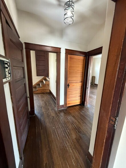 Building Photo - 907 Main St