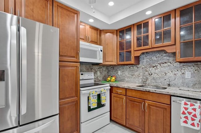 Building Photo - 130 Cypress Club Dr