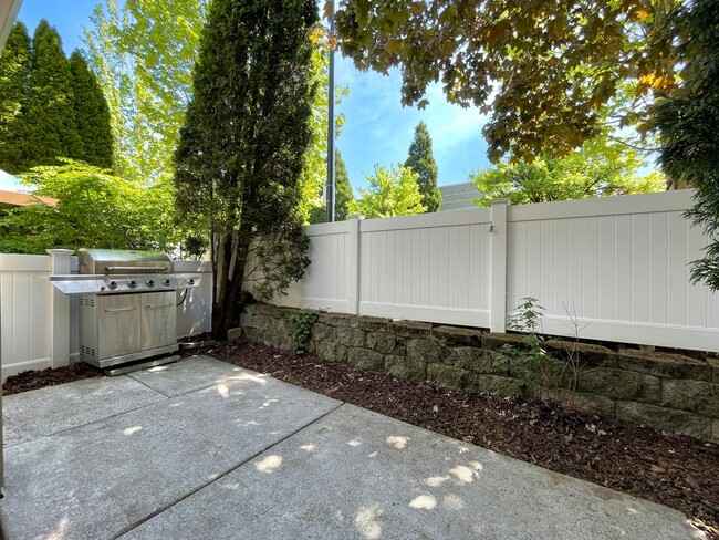 Building Photo - Stunning Forest Heights Home with Washer/D...