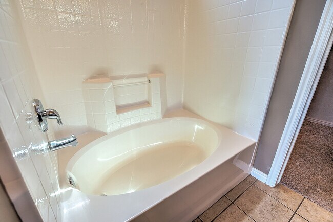 Building Photo - Beautiful Coral Canyon Home with Modern Up...