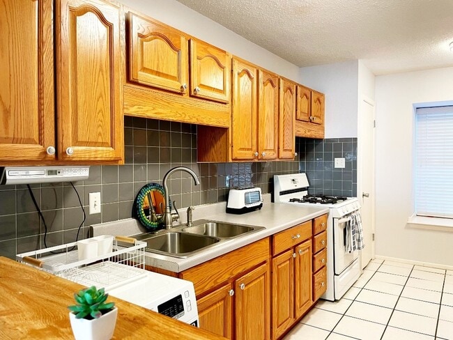 Building Photo - 2425 Ashdale Dr