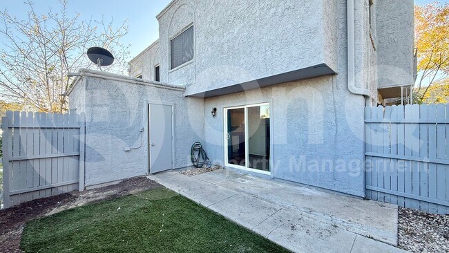 Building Photo - 5304 W Hearn Rd