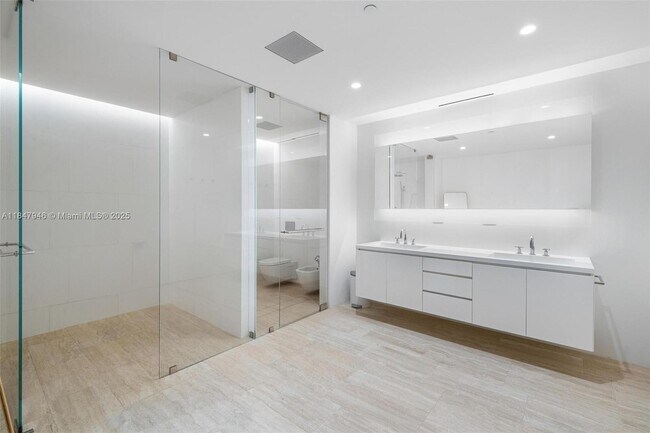 Building Photo - 9001 Collins Ave