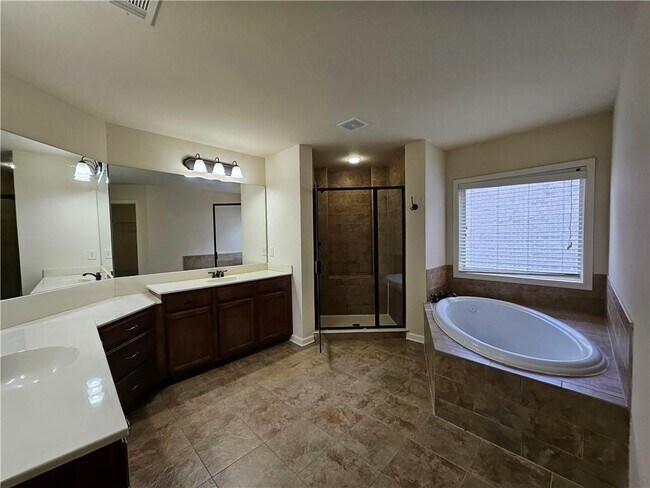 Building Photo - 3155 Stonecrest Dr