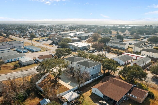 Building Photo - Modern Beaufort Townhome available for Long Term Rental