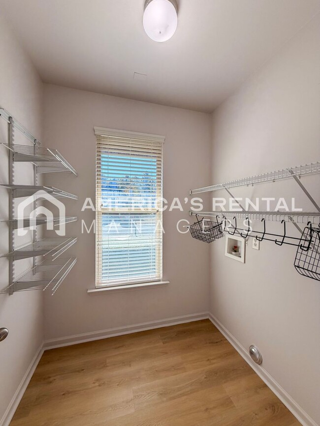 Building Photo - Modern One-Level Living with Pool and Club...