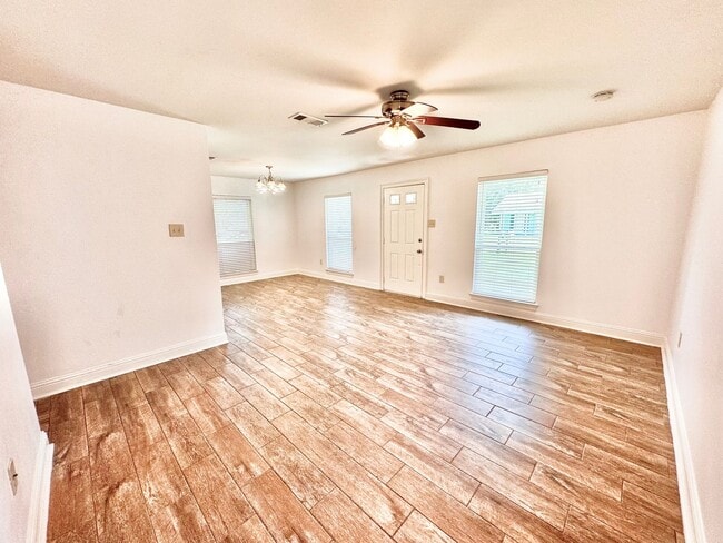 Building Photo - Updated 3 Bedroom Home in Denham Springs