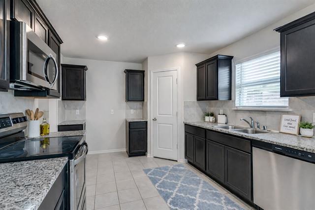 Building Photo - 914 Decker Dr