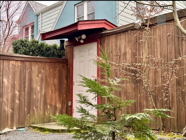 Building Photo - Capitol Hill Bungalow