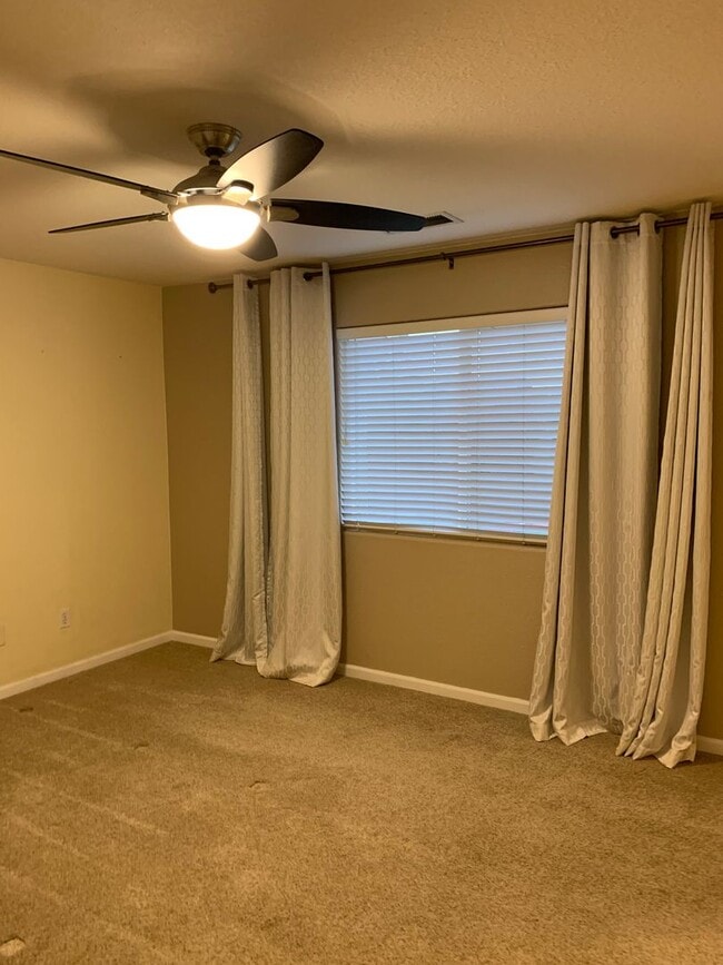 Building Photo - 3 Bedroom 2 Bath Home