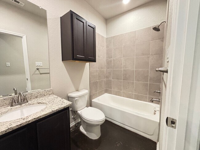 Building Photo - Luxury Duplex in Seguin with 3-bed, 2-bath...