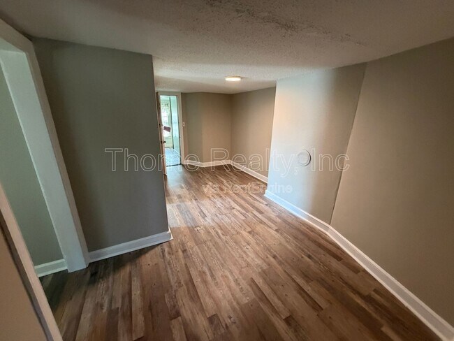 Building Photo - 814 Sunset Ave