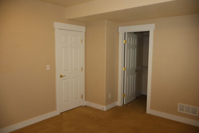 Building Photo - Stunning Modern Five Bedroom Home in Loveland