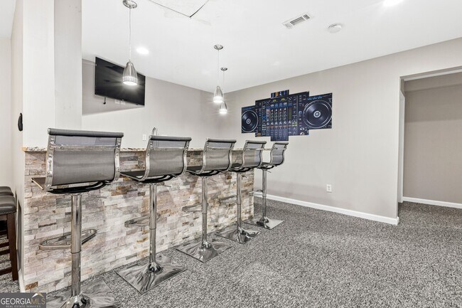 Building Photo - 7155 Laurel Creek Dr