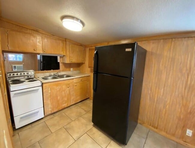 Building Photo - Bungalow close to the Lake