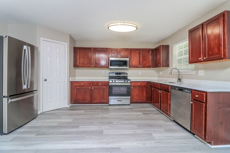 Building Photo - 166 Birchfield Way