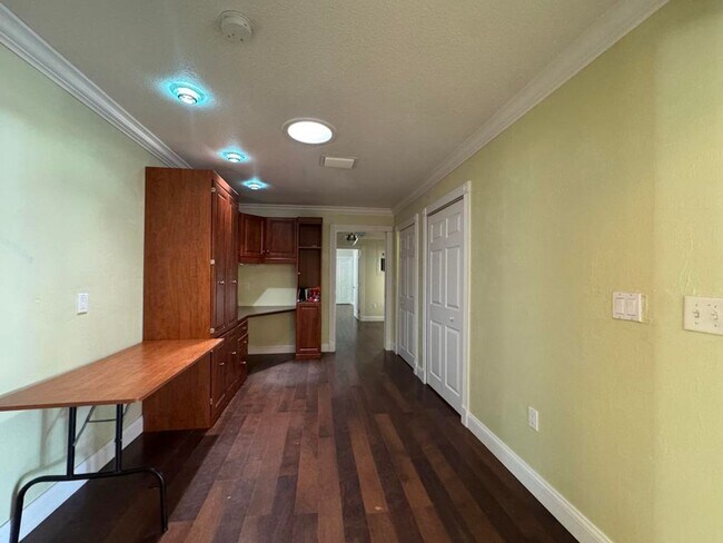 Building Photo - Gorgeous 5 Bedroom Pool Home in Ormond