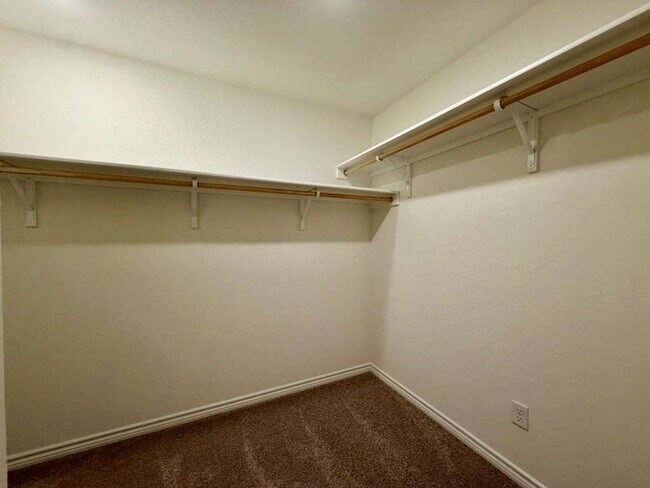 Building Photo - Modern Comfort Meets Style in Mariposa Manor