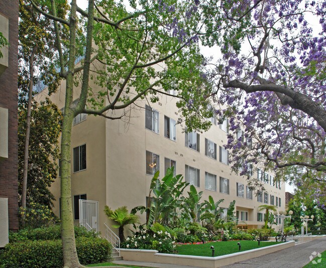 Building Photo - Royal Palm