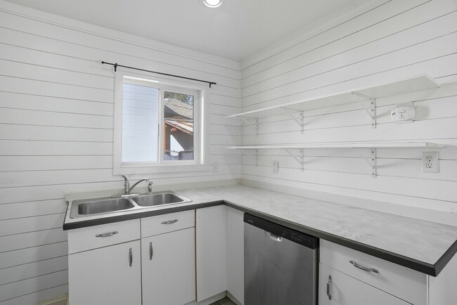 Building Photo - 2409 E Queen Ave