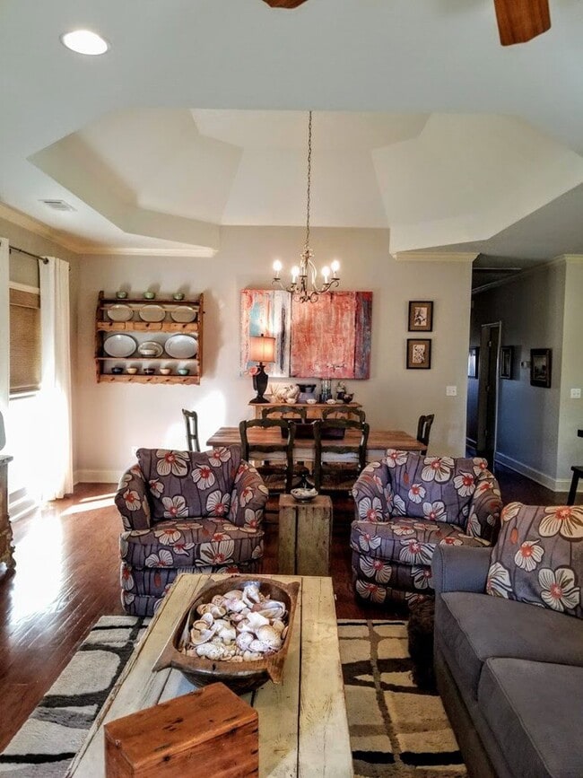 Building Photo - 213 Cherrybark St