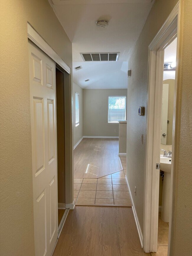 Building Photo - Adorable 1 bedroom 1 bath, full kitlchen, ...