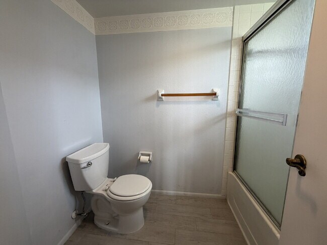 Building Photo - "2-Bed, 2-Bath Condo in Oaks IV - Your Cozy 899 Sq. Ft. Haven Awaits!"