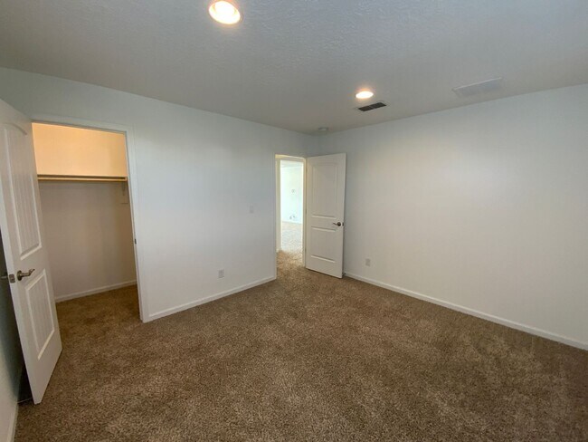 Building Photo - 5 Bedroom Luxury Home Available Near Louis...