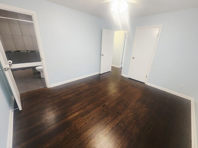 Building Photo - Beautiful 3 bedroom 2 full bath with garag...