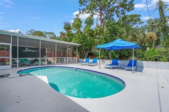 Building Photo - 4801 Sarasota Ave