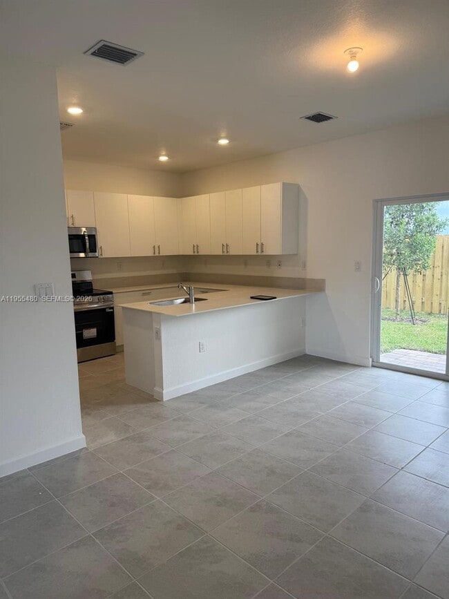 Building Photo - 2721 SE 26th Rd